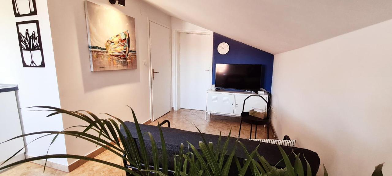 Dora Apartment *